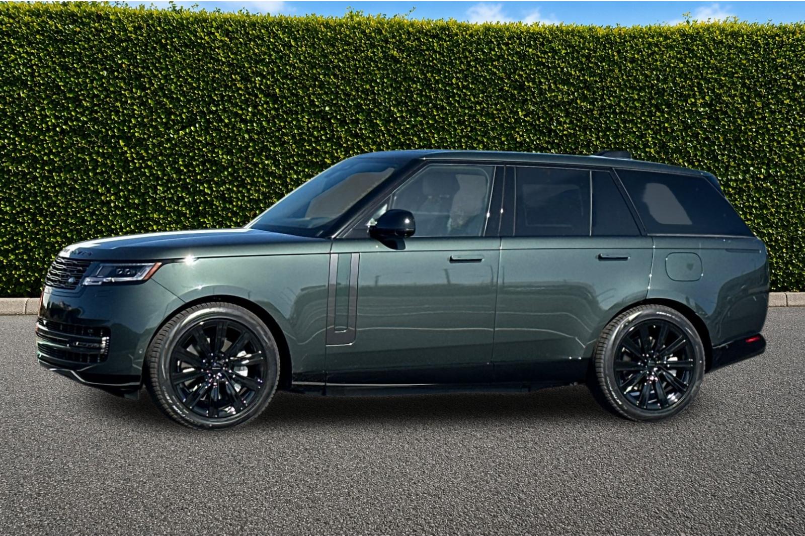 New 2026 Belgravia Green Land Rover SE image 3