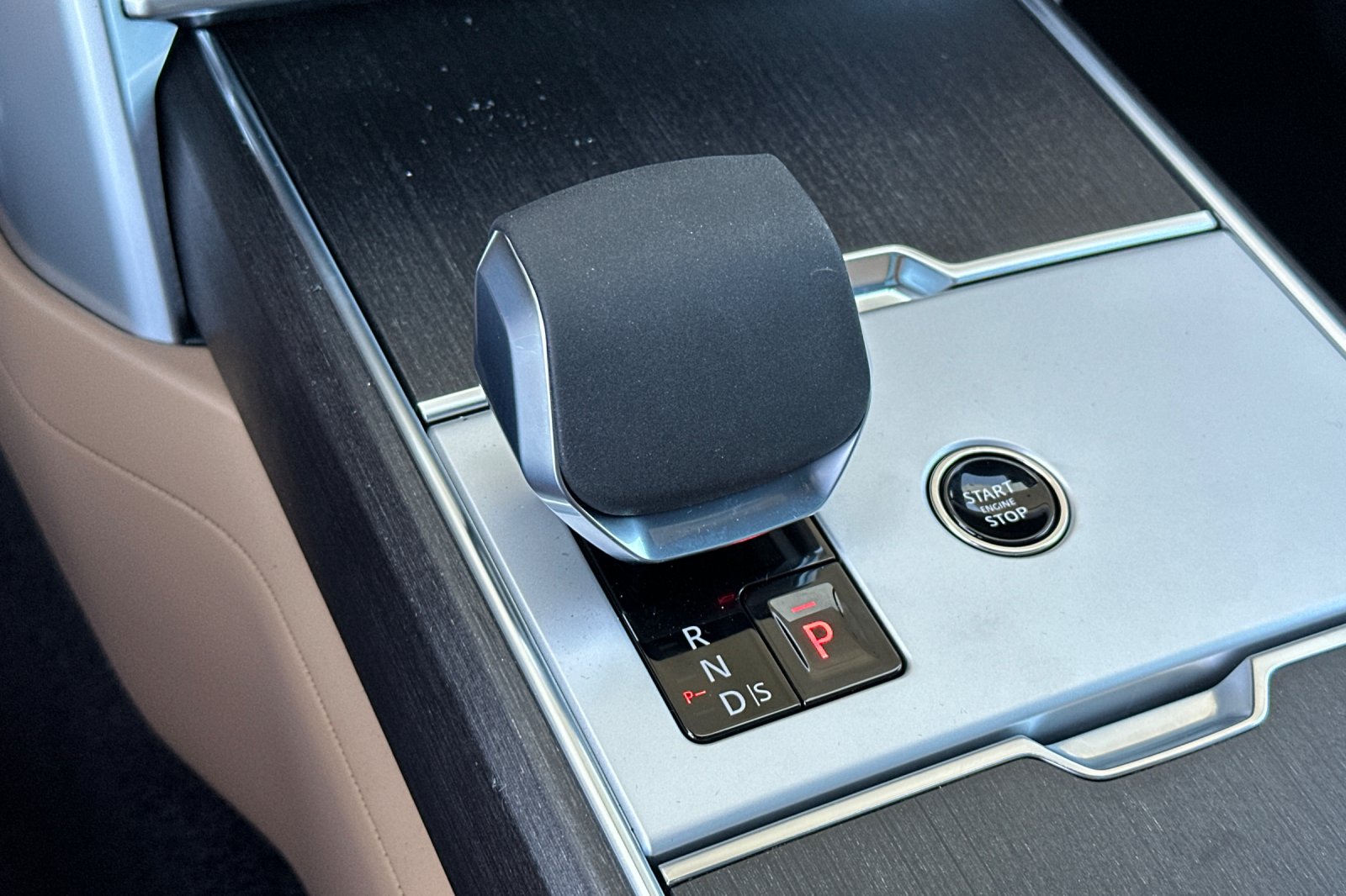 New 2026 Belgravia Green Land Rover SE image 22