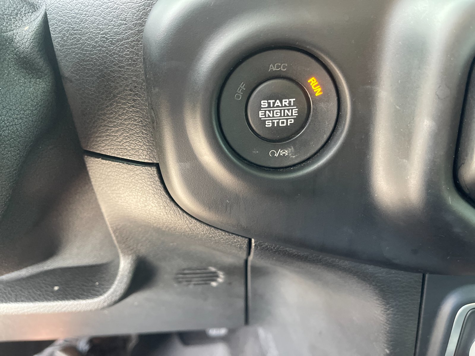 Used 2021  Jeep Sport S image 25