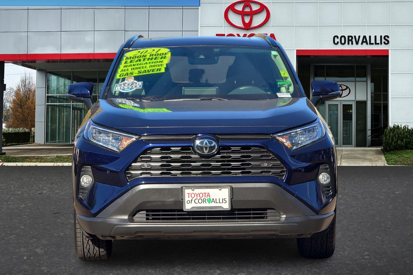 Used 2021  Toyota XLE Premium image 9