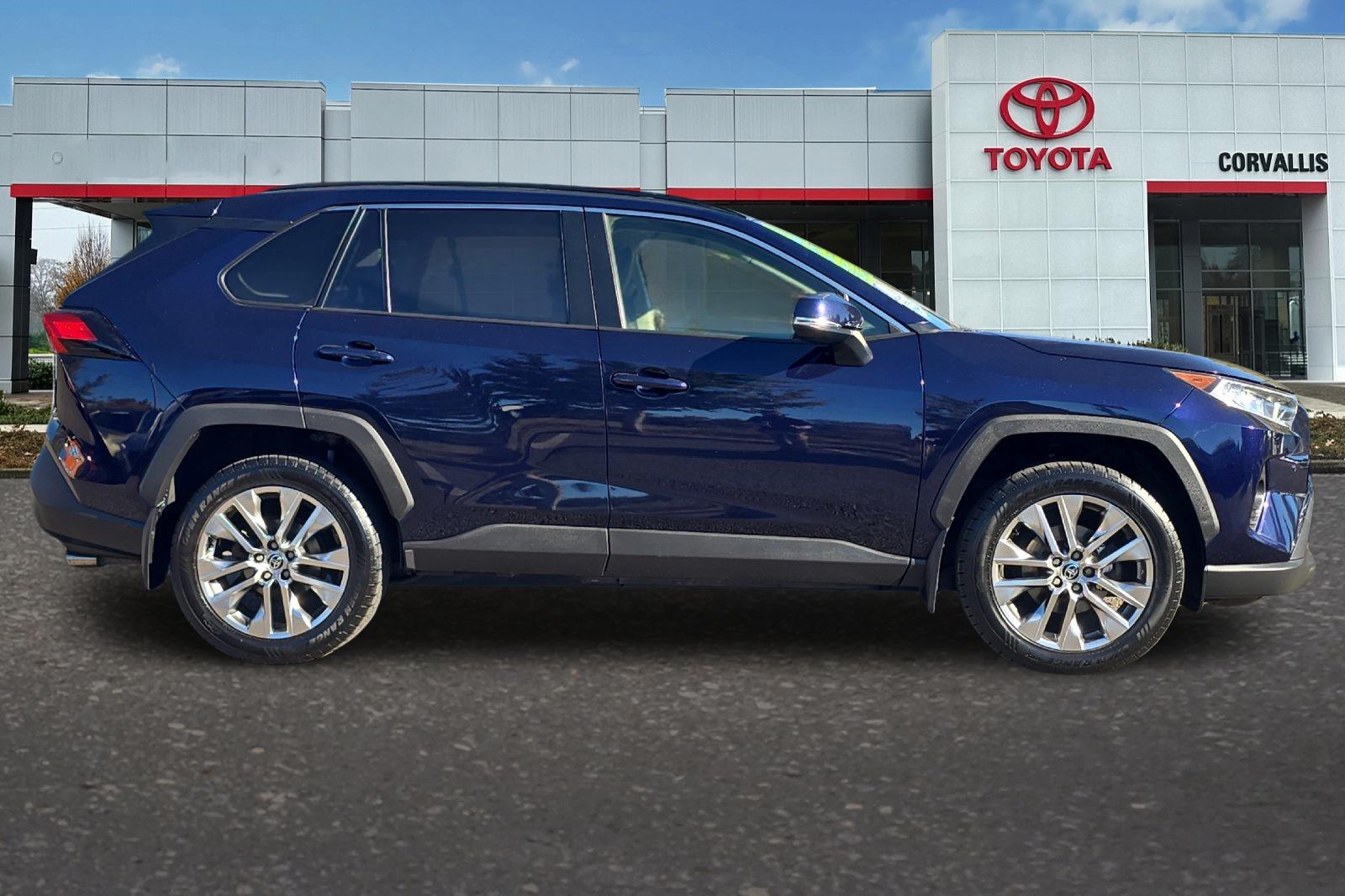 Used 2021  Toyota XLE Premium image 3