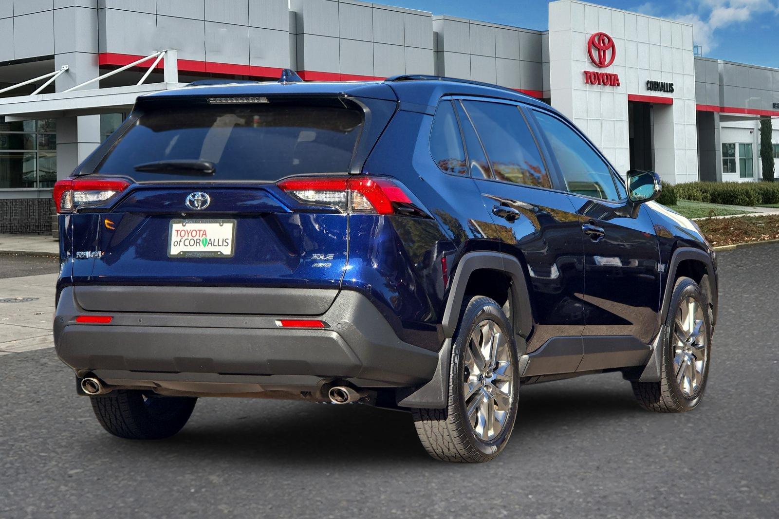 Used 2021  Toyota XLE Premium image 4