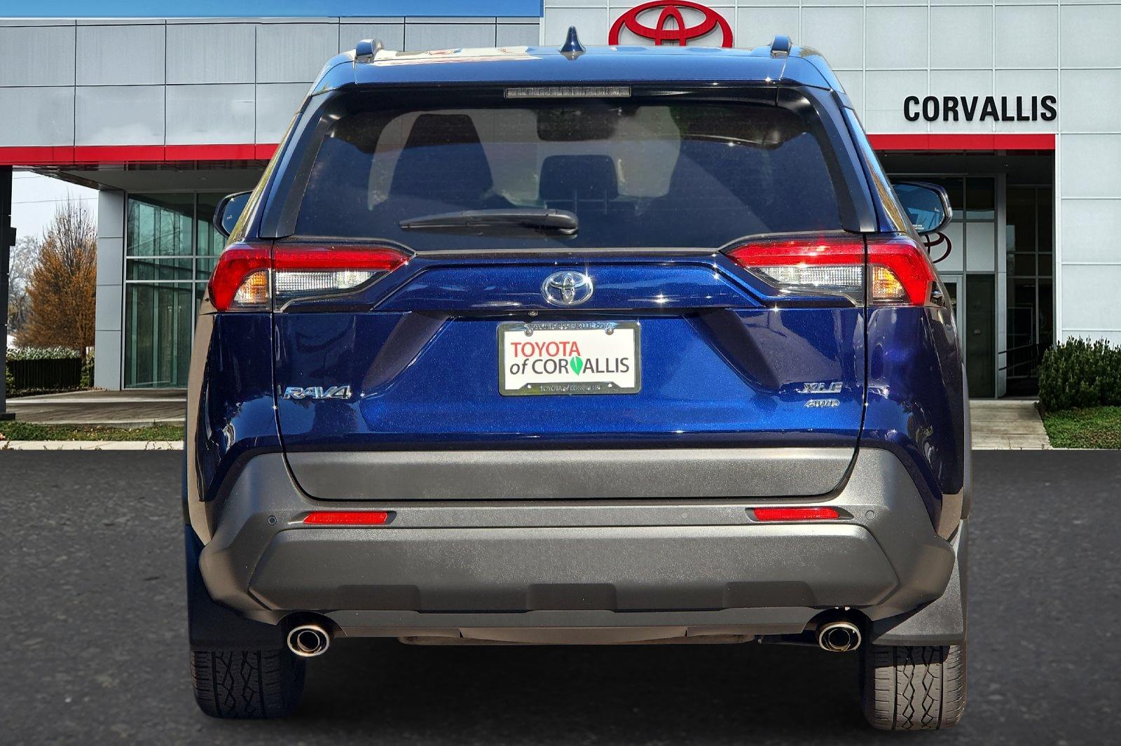 Used 2021  Toyota XLE Premium image 5