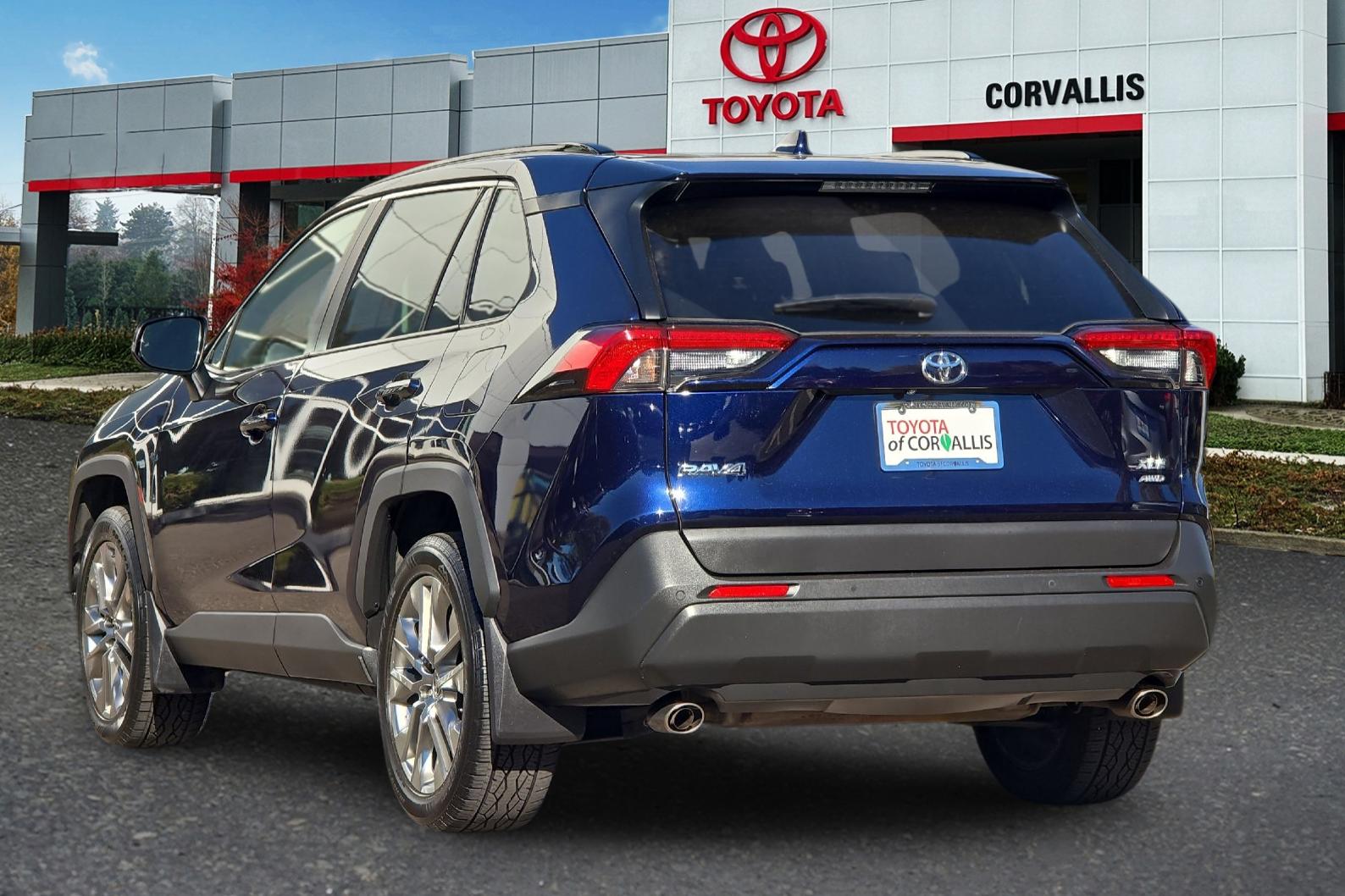 Used 2021  Toyota XLE Premium image 6