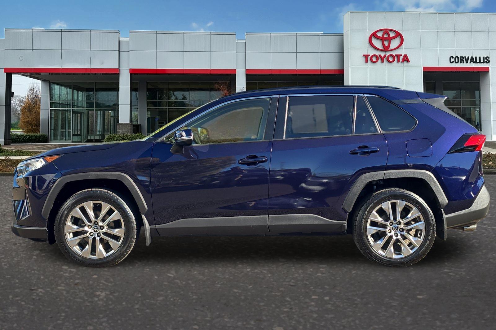 Used 2021  Toyota XLE Premium image 7
