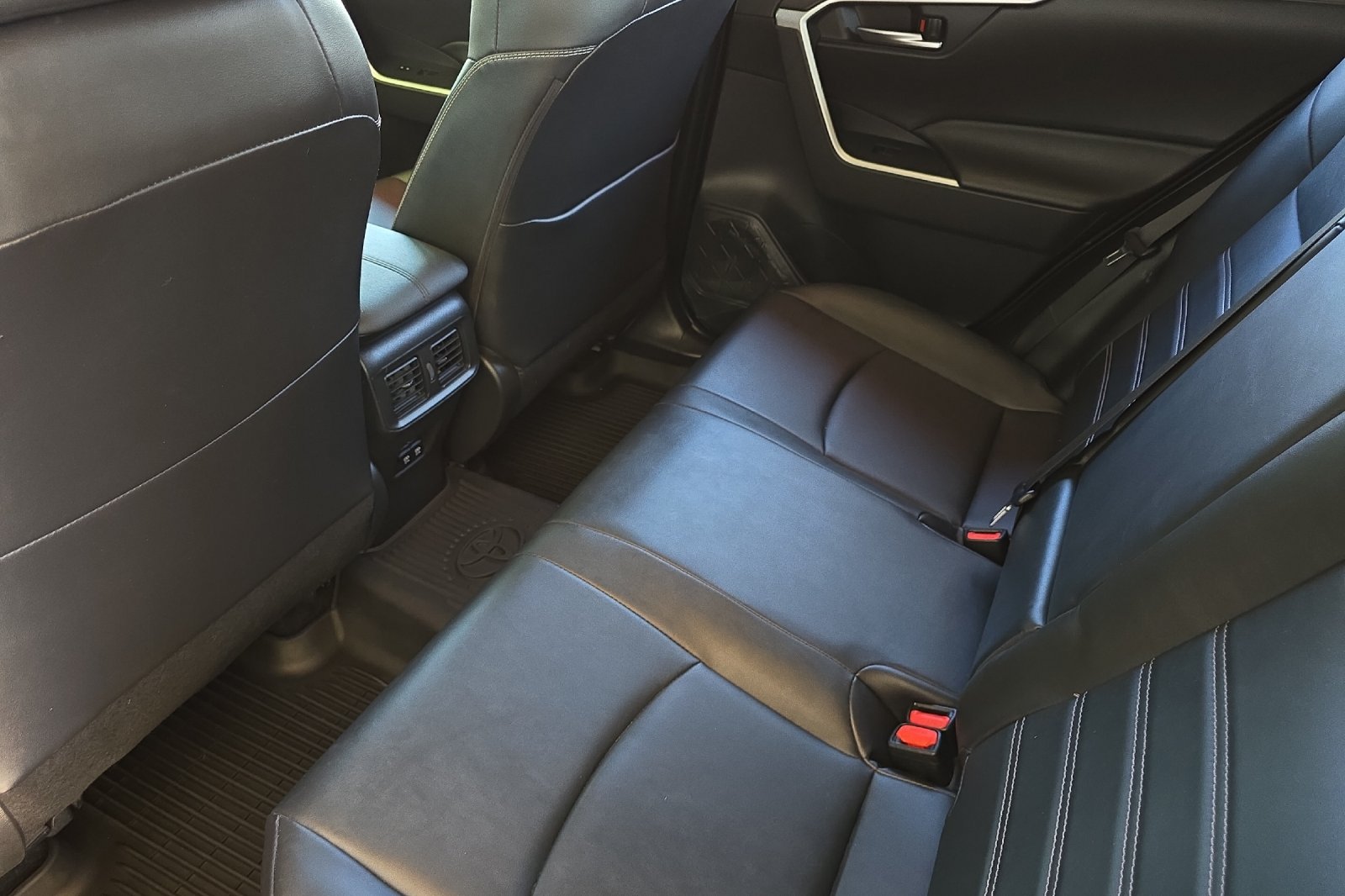 Used 2021  Toyota XLE Premium image 12