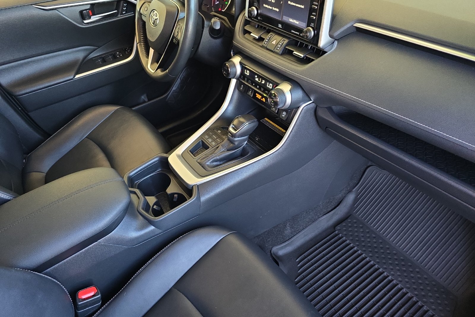 Used 2021  Toyota XLE Premium image 16