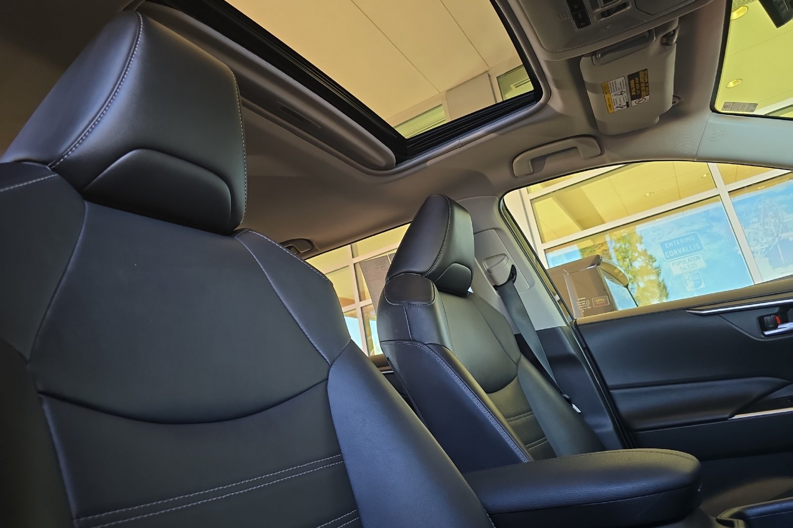 Used 2021  Toyota XLE Premium image 17