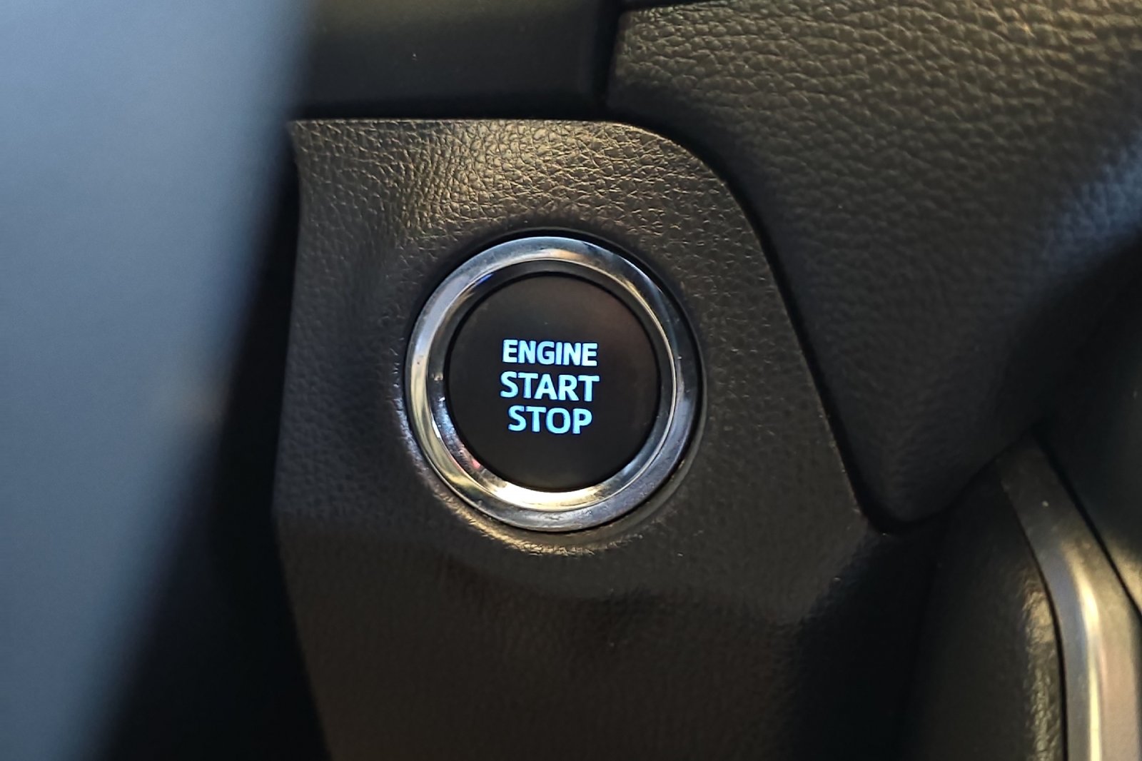 Used 2021  Toyota XLE Premium image 22