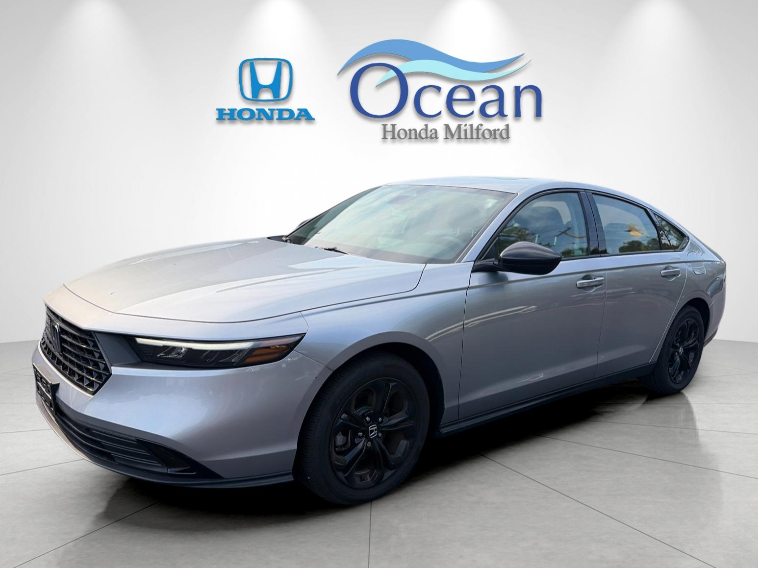 Used 2025 Silver Metallic Honda SE image 7