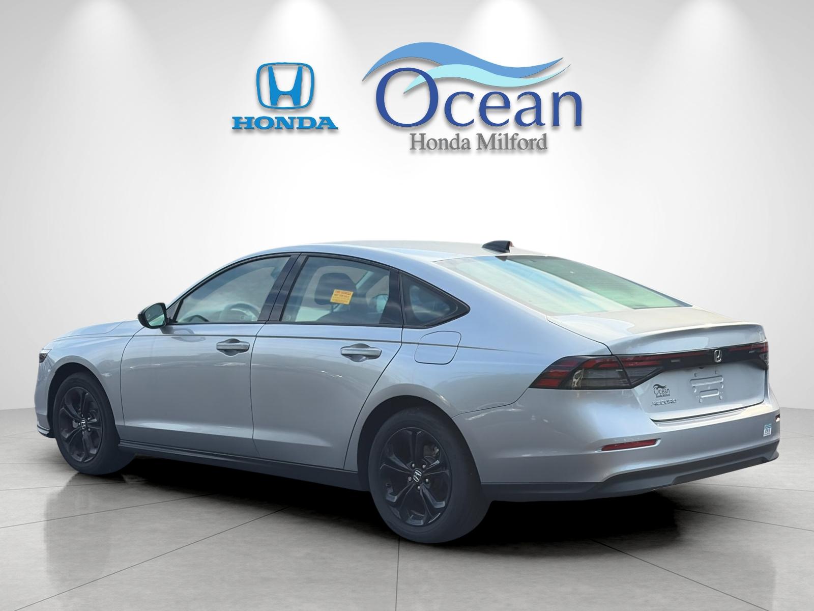 Used 2025 Silver Metallic Honda SE image 5