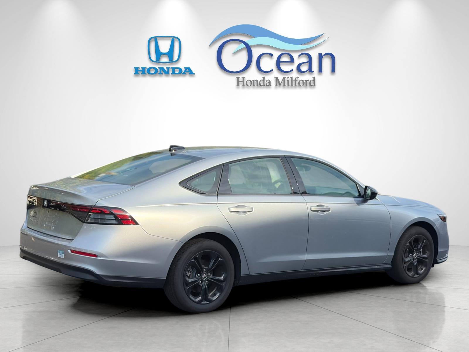 Used 2025 Silver Metallic Honda SE image 3