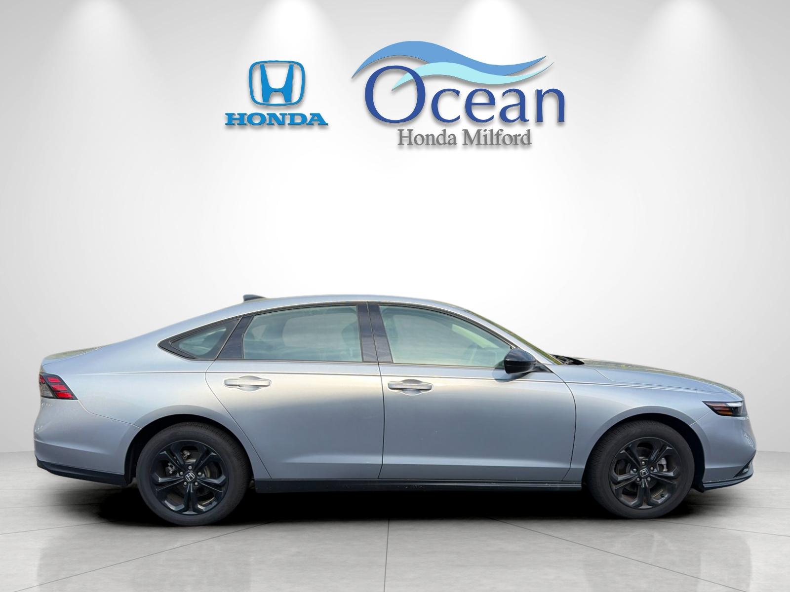 Used 2025 Silver Metallic Honda SE image 2