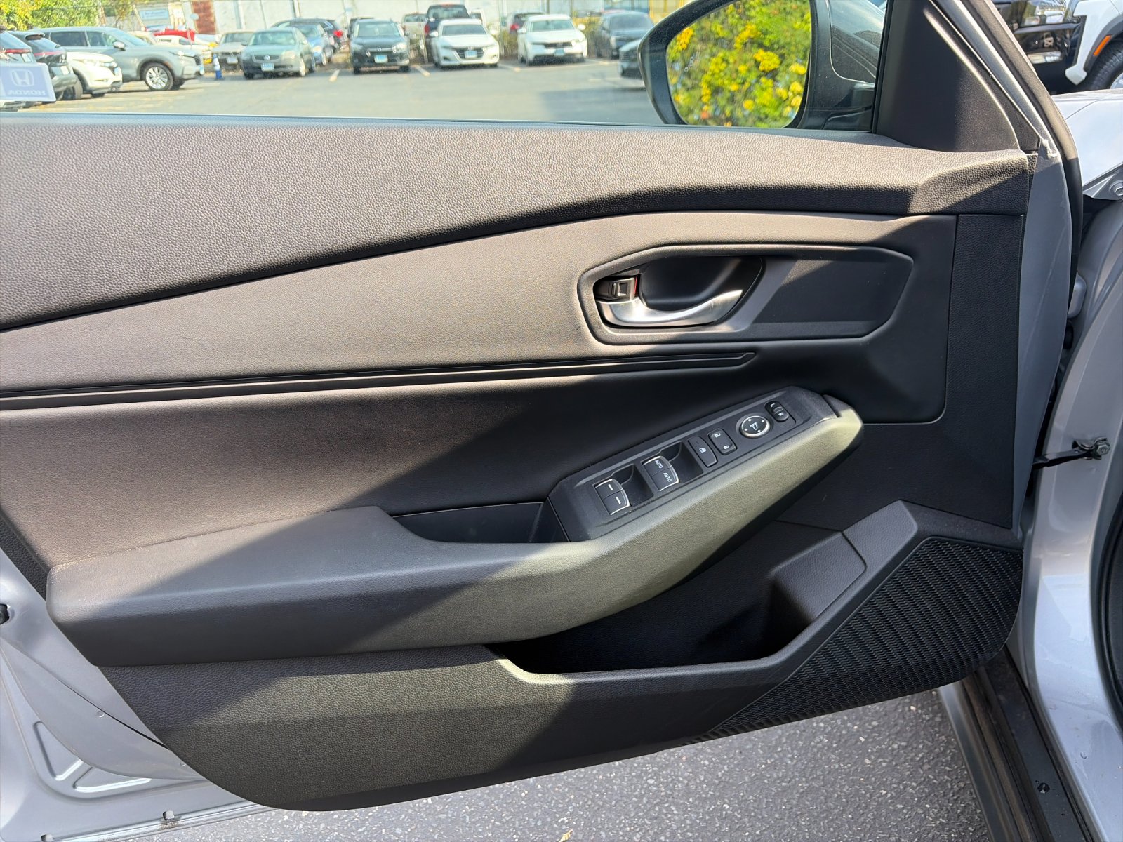 Used 2025 Silver Metallic Honda SE image 12