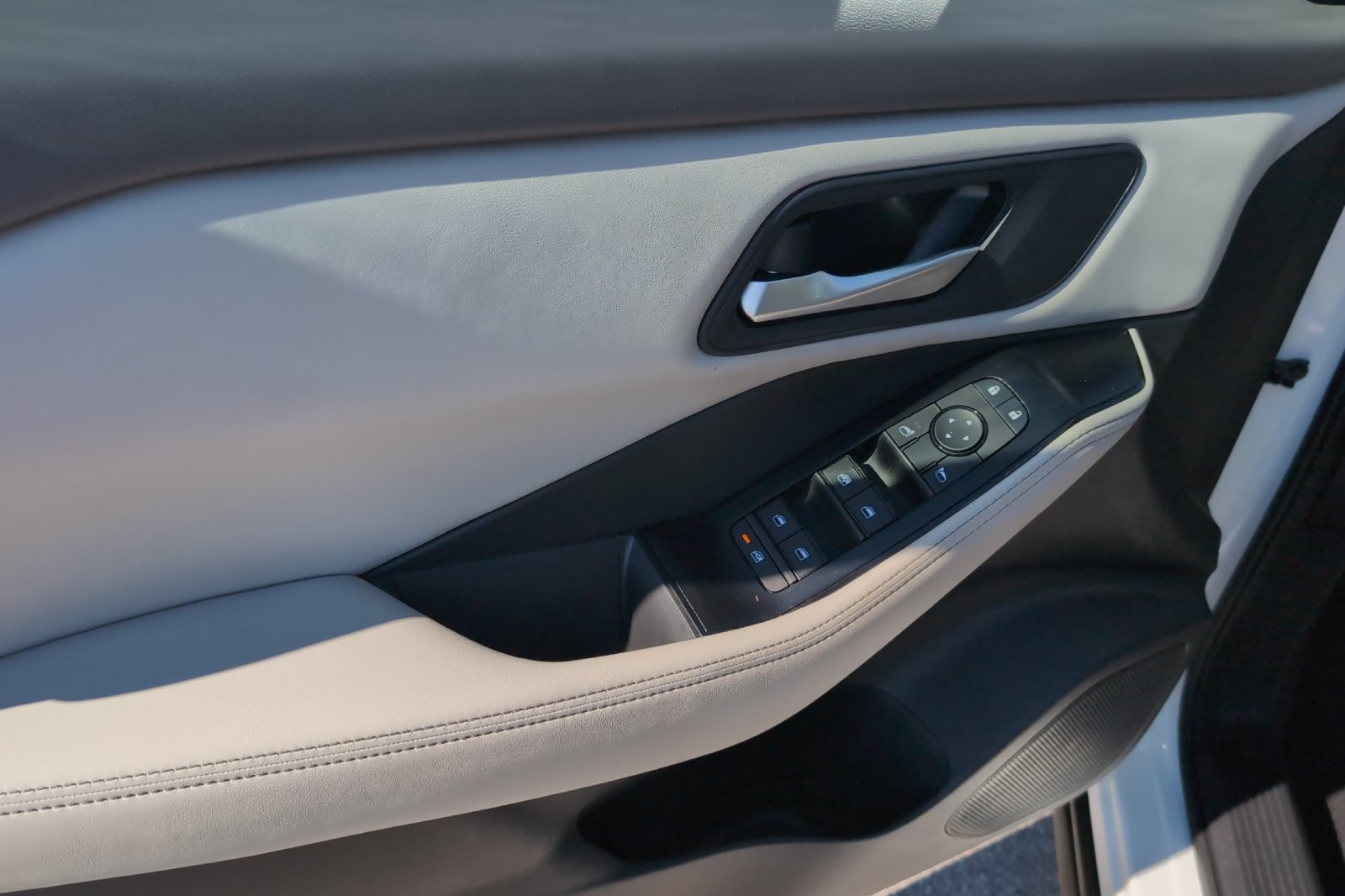 Used 2025 White Nissan SV image 12