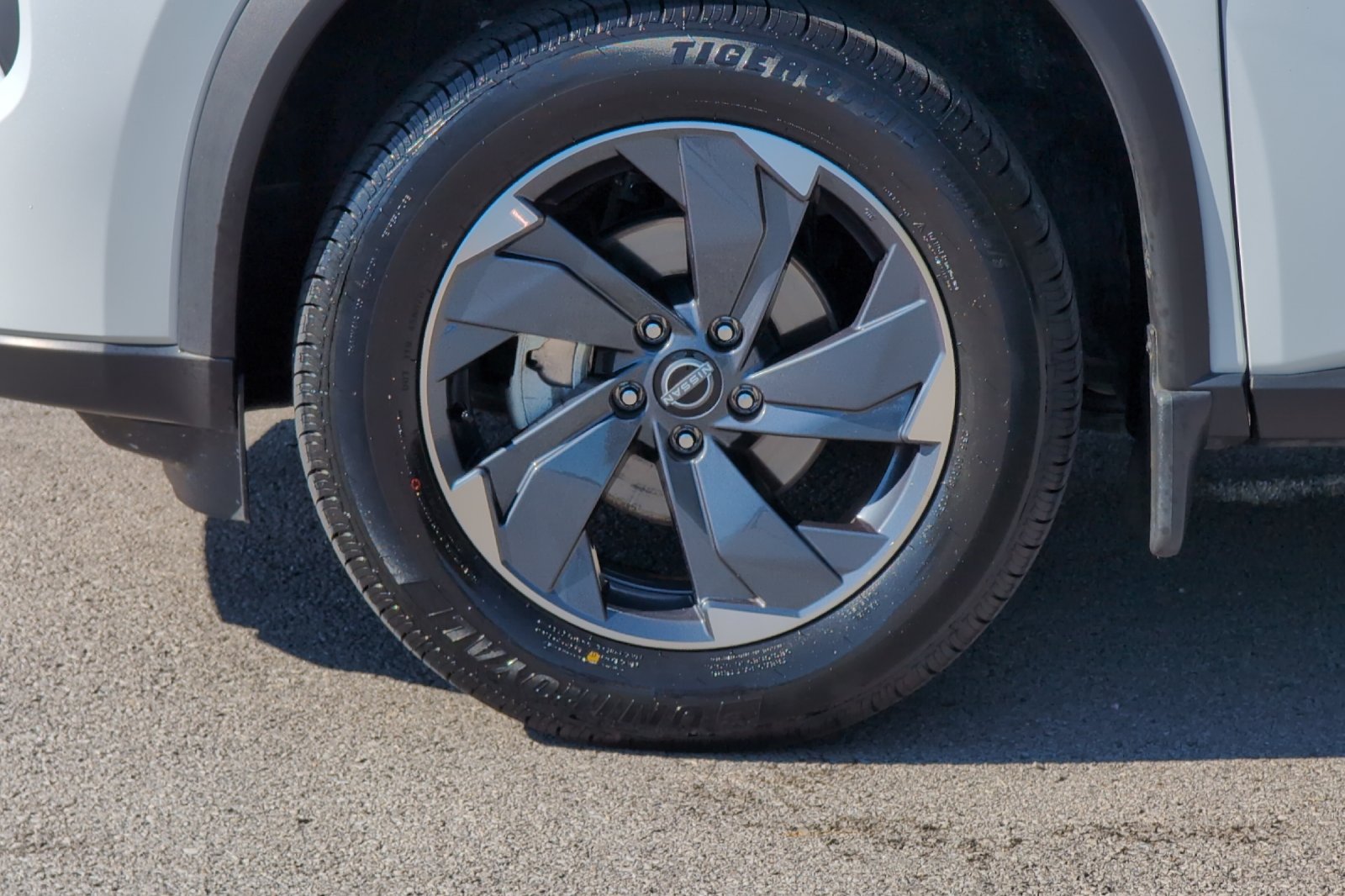 Used 2025 White Nissan SV image 27