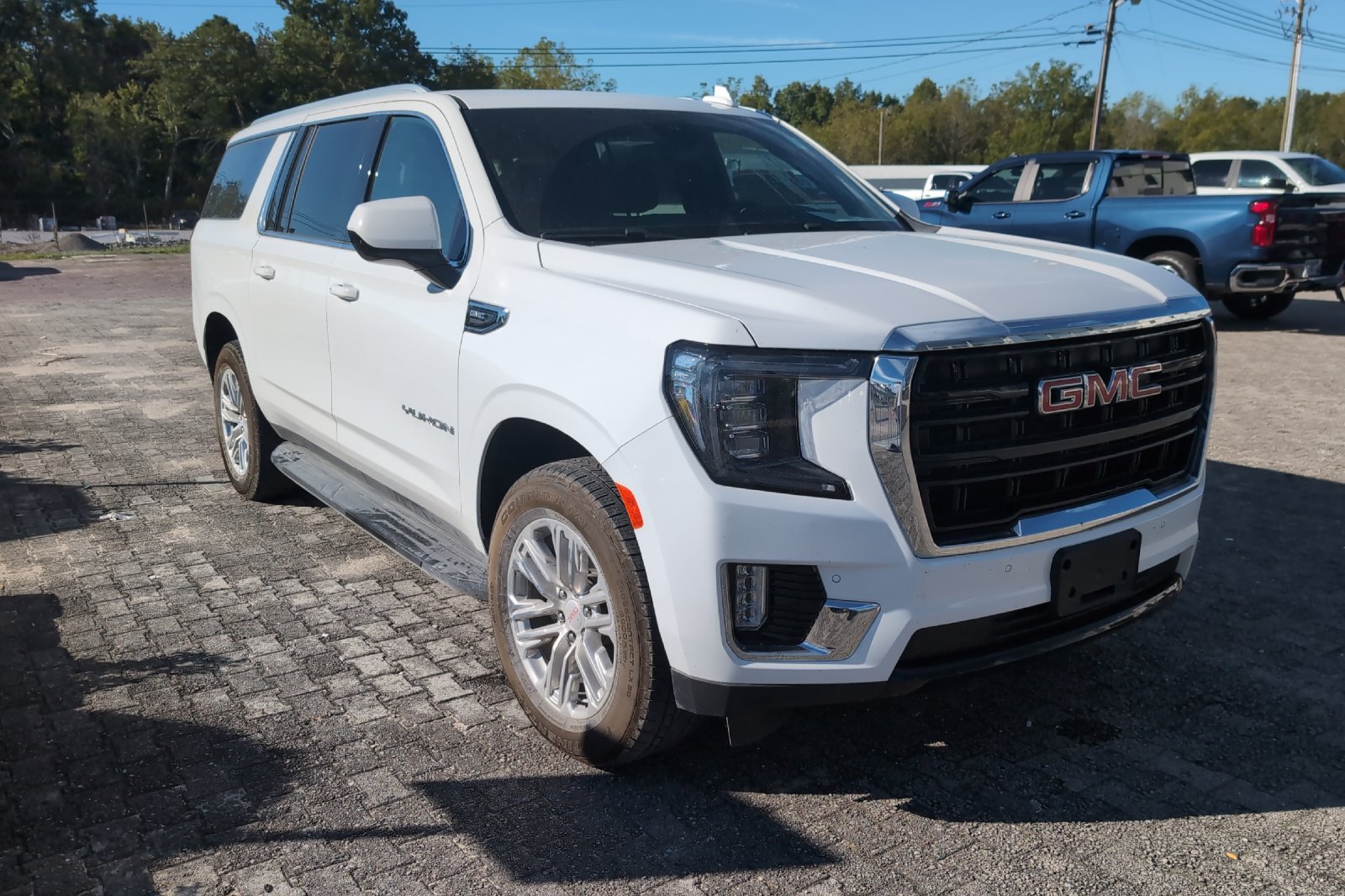 Used 2023 White GMC SLE image 2