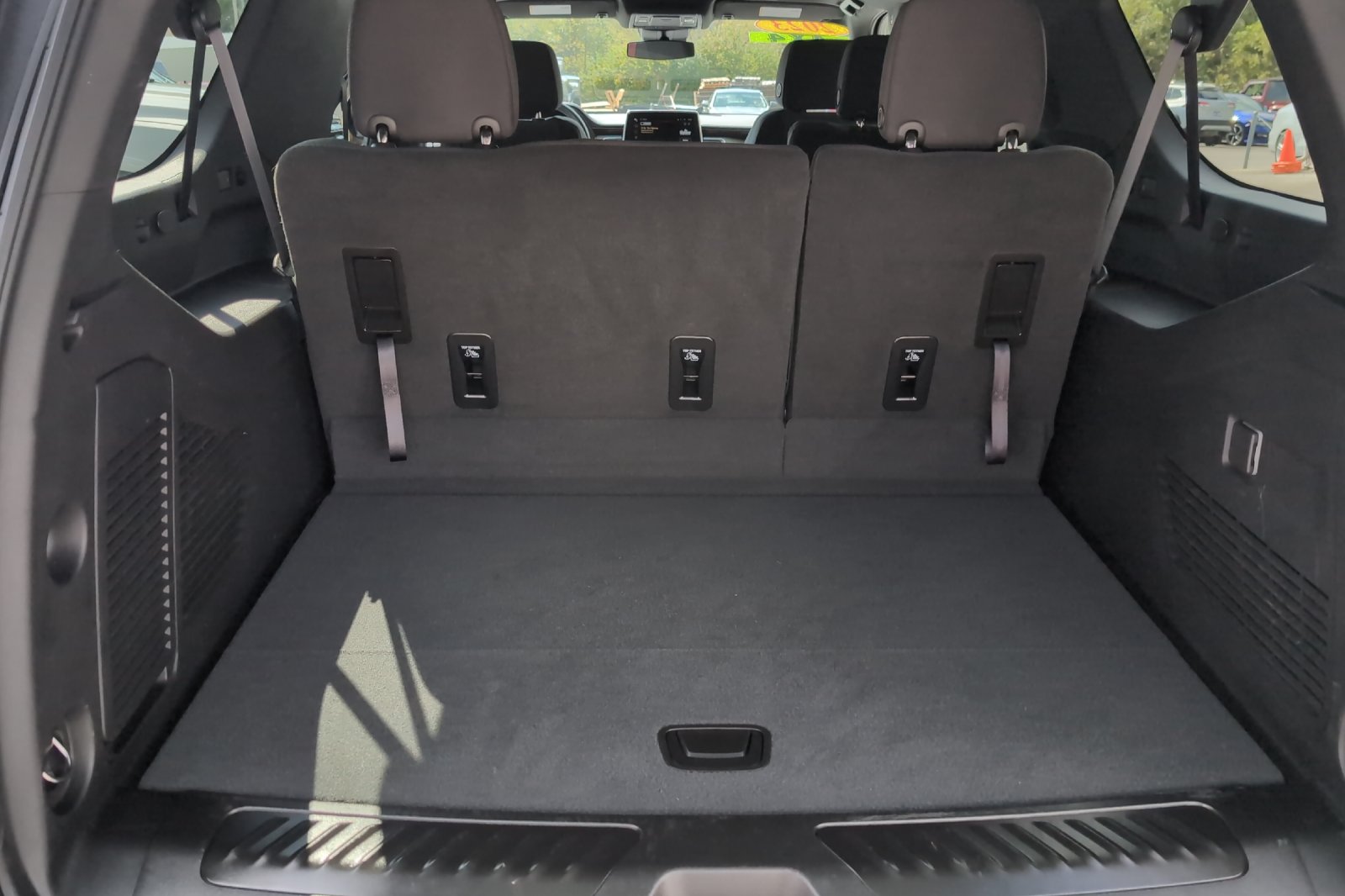Used 2023 White GMC SLE image 17