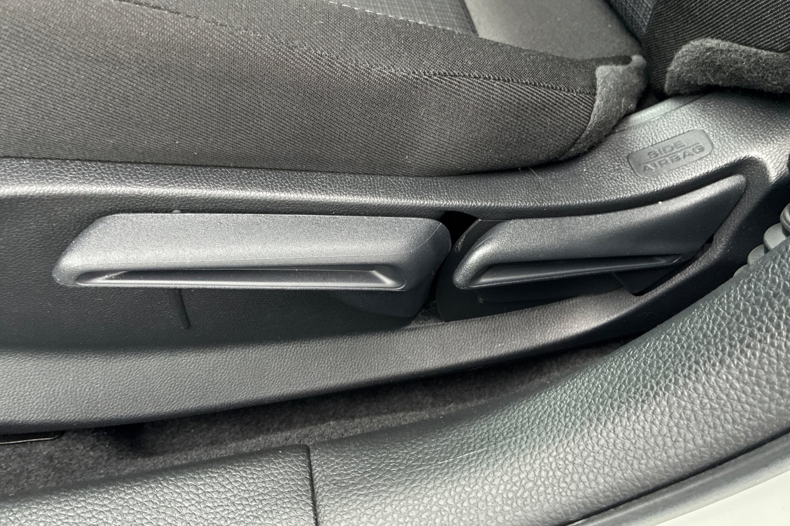 Used 2025 Platinum White Pearl Honda LX image 9