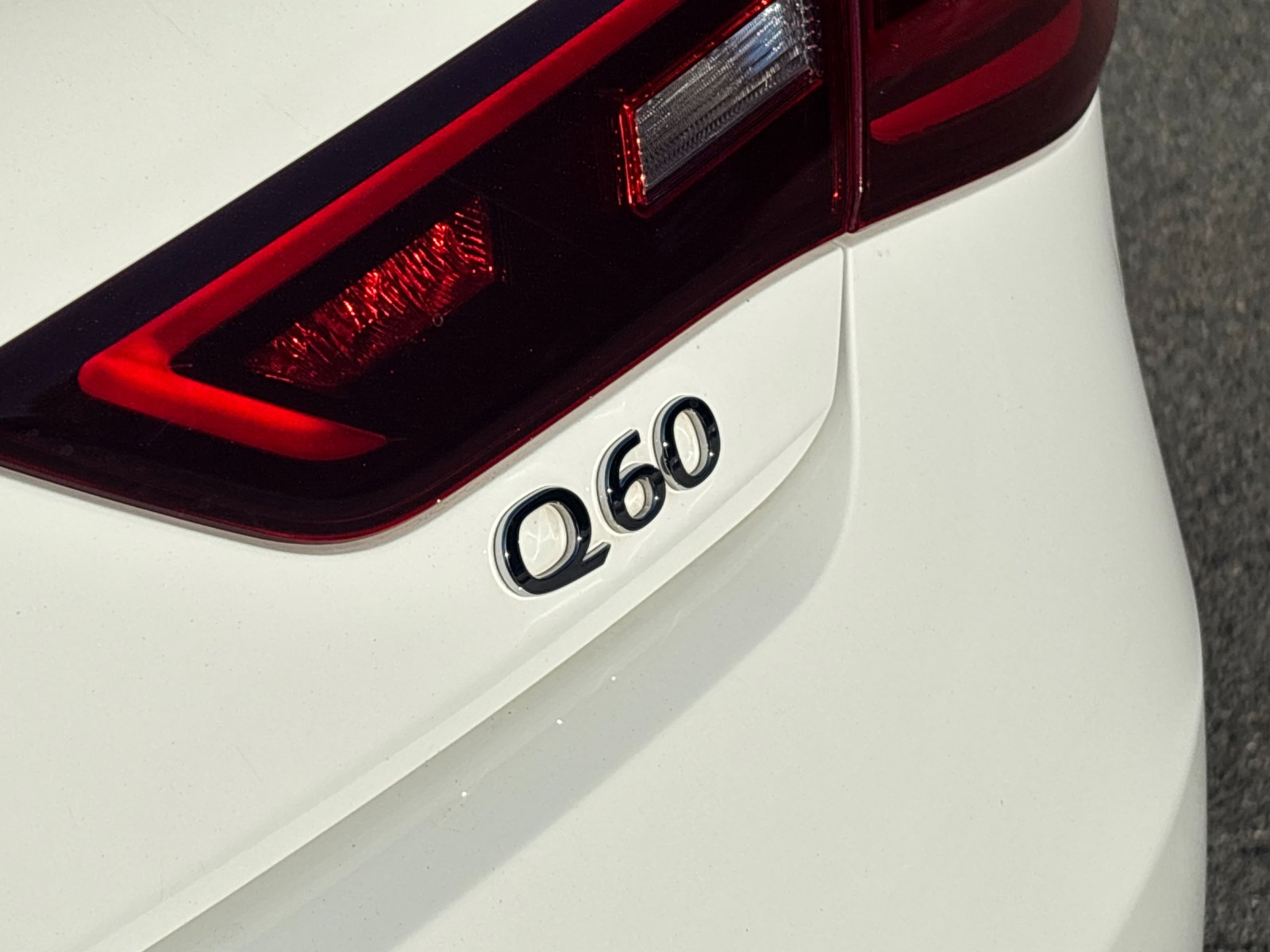 Certified Used 2022 Pure White INFINITI LUXE image 11