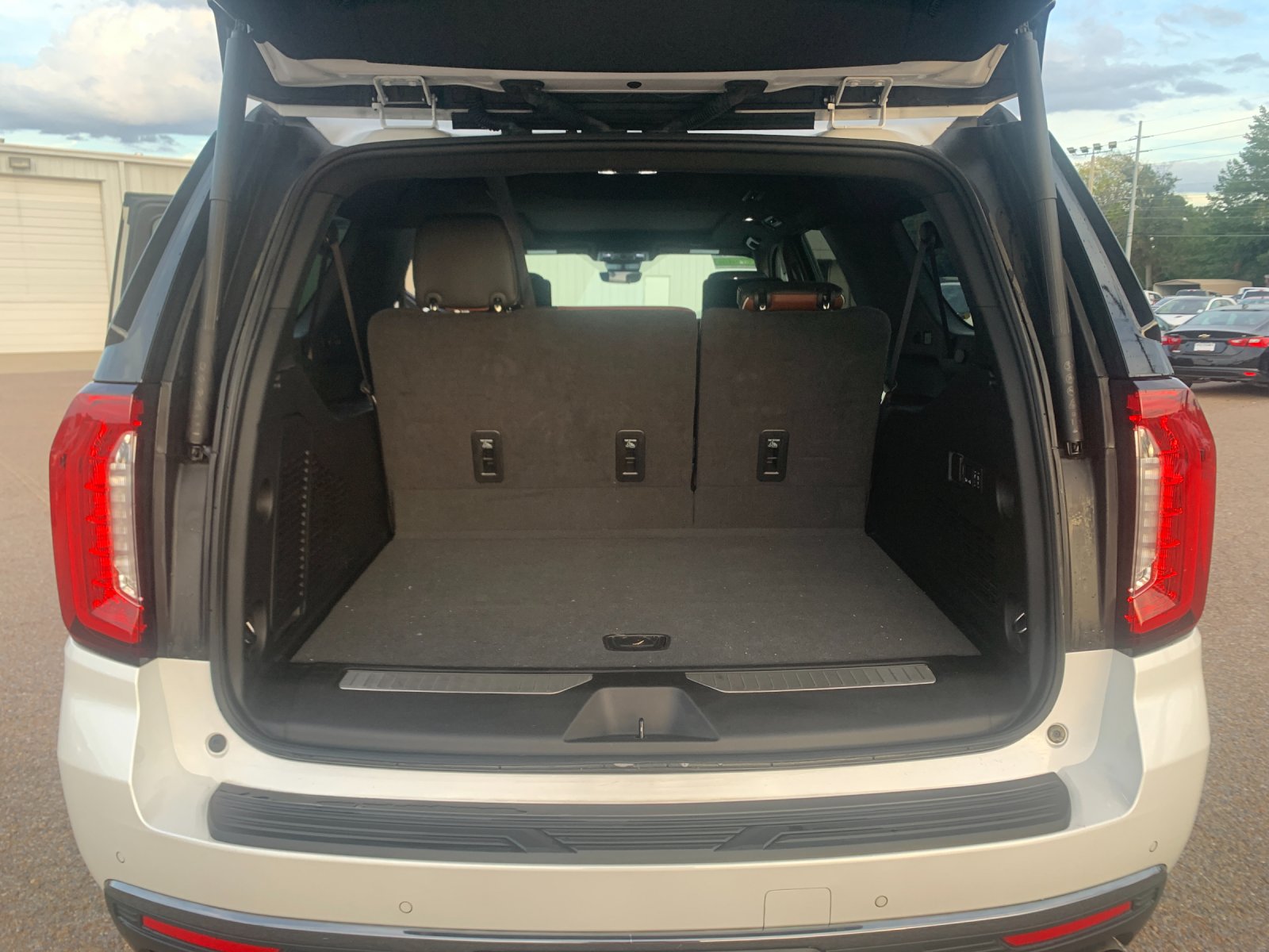 Used 2024 White GMC Denali Ultimate image 21