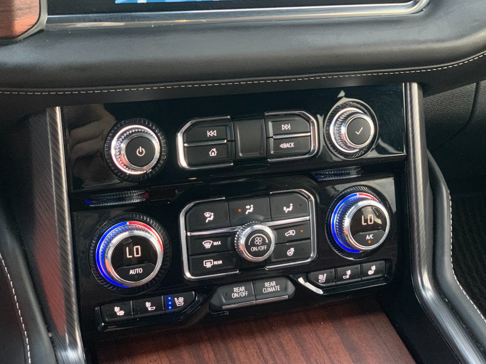 Used 2024 White GMC Denali Ultimate image 28