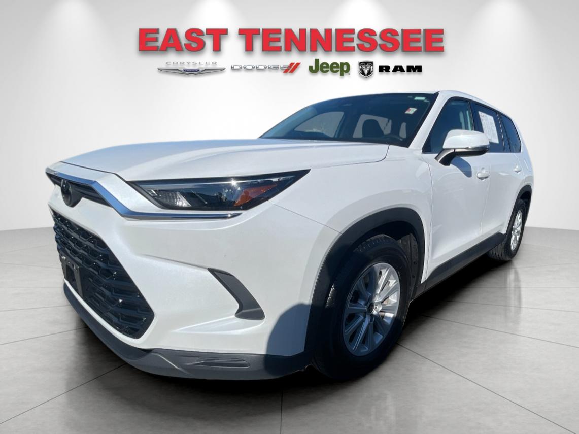 Used 2025 Beige Toyota XLE image 7