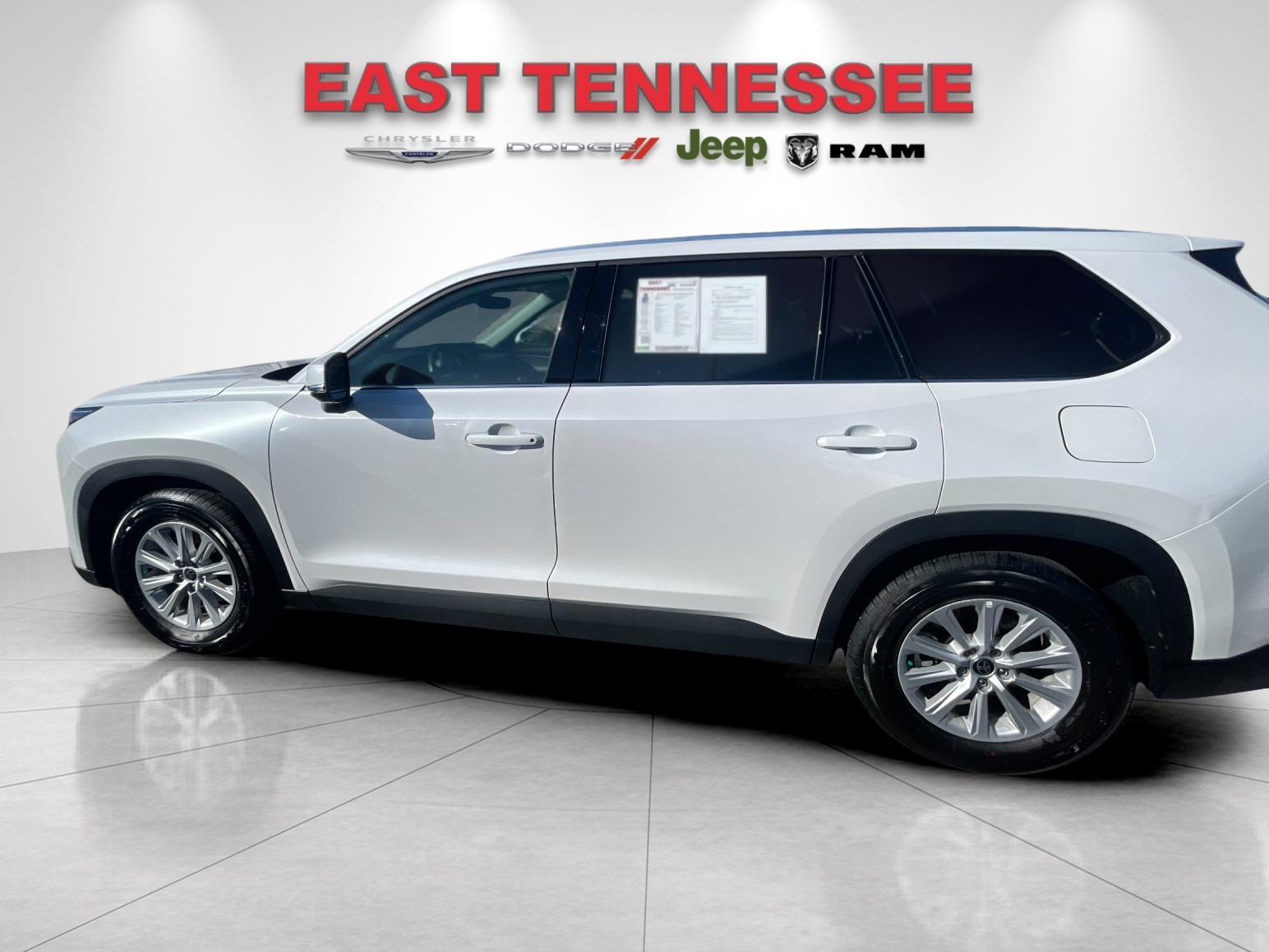 Used 2025 Beige Toyota XLE image 6