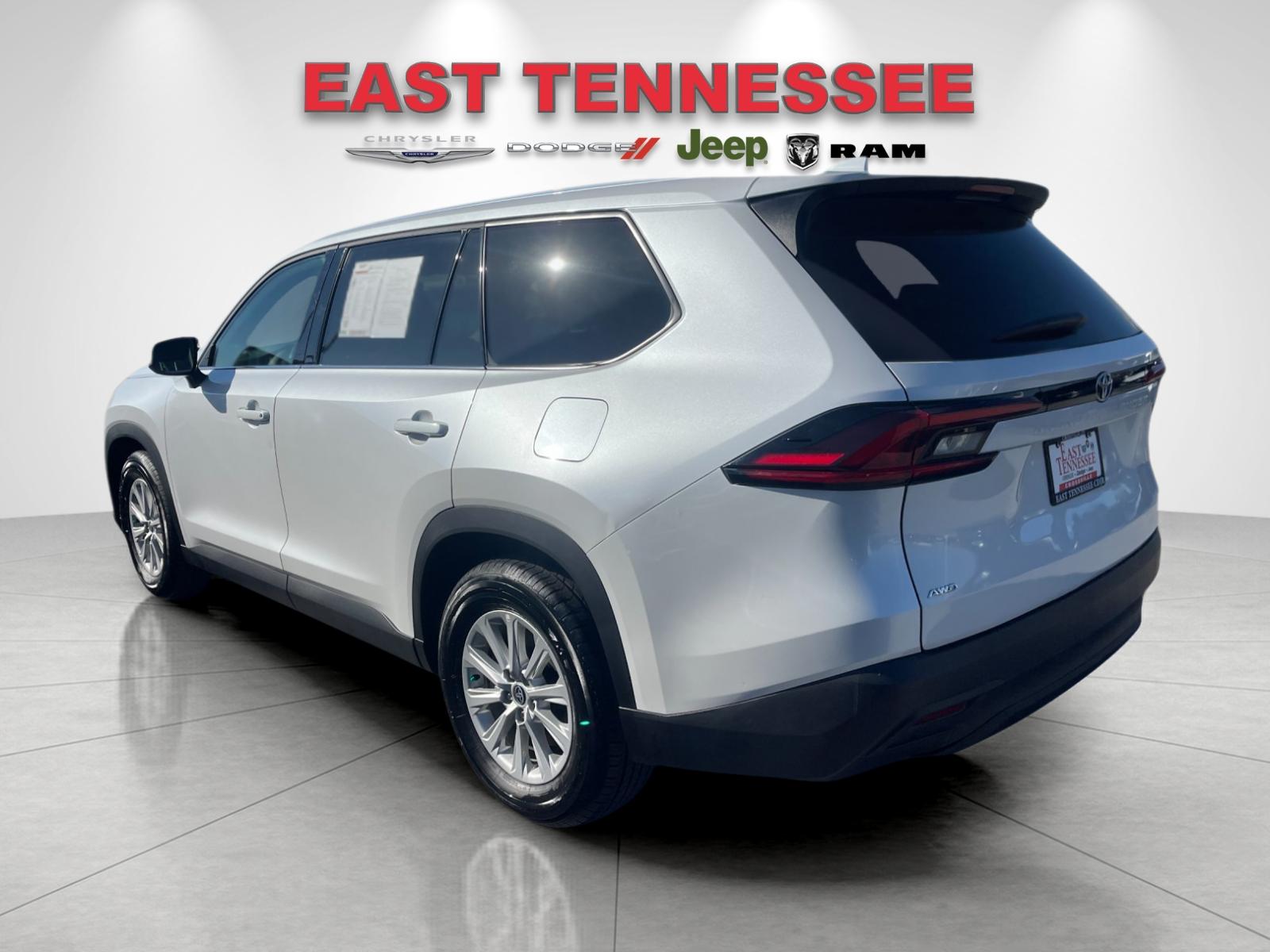 Used 2025 Beige Toyota XLE image 5