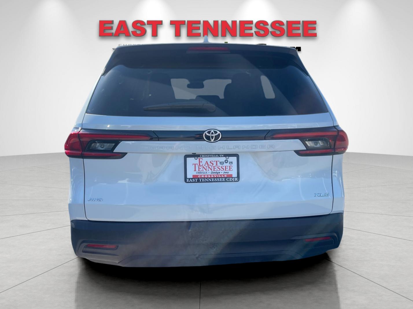 Used 2025 Beige Toyota XLE image 4