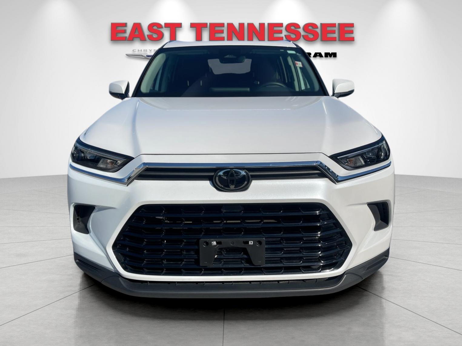 Used 2025 Beige Toyota XLE image 9
