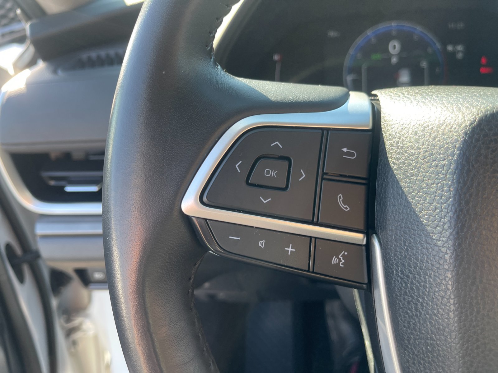 Used 2025 Beige Toyota XLE image 30