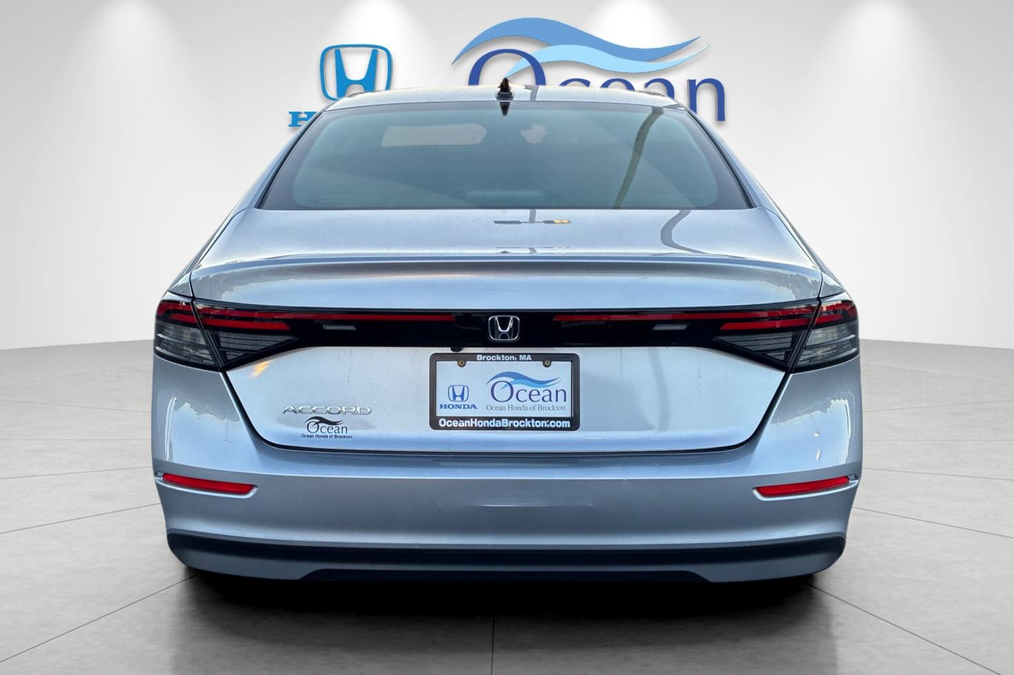 Used 2025 Solar Silver Metallic Honda SE image 4