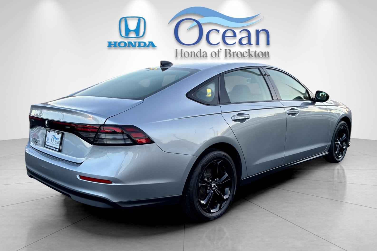 Used 2025 Solar Silver Metallic Honda SE image 3