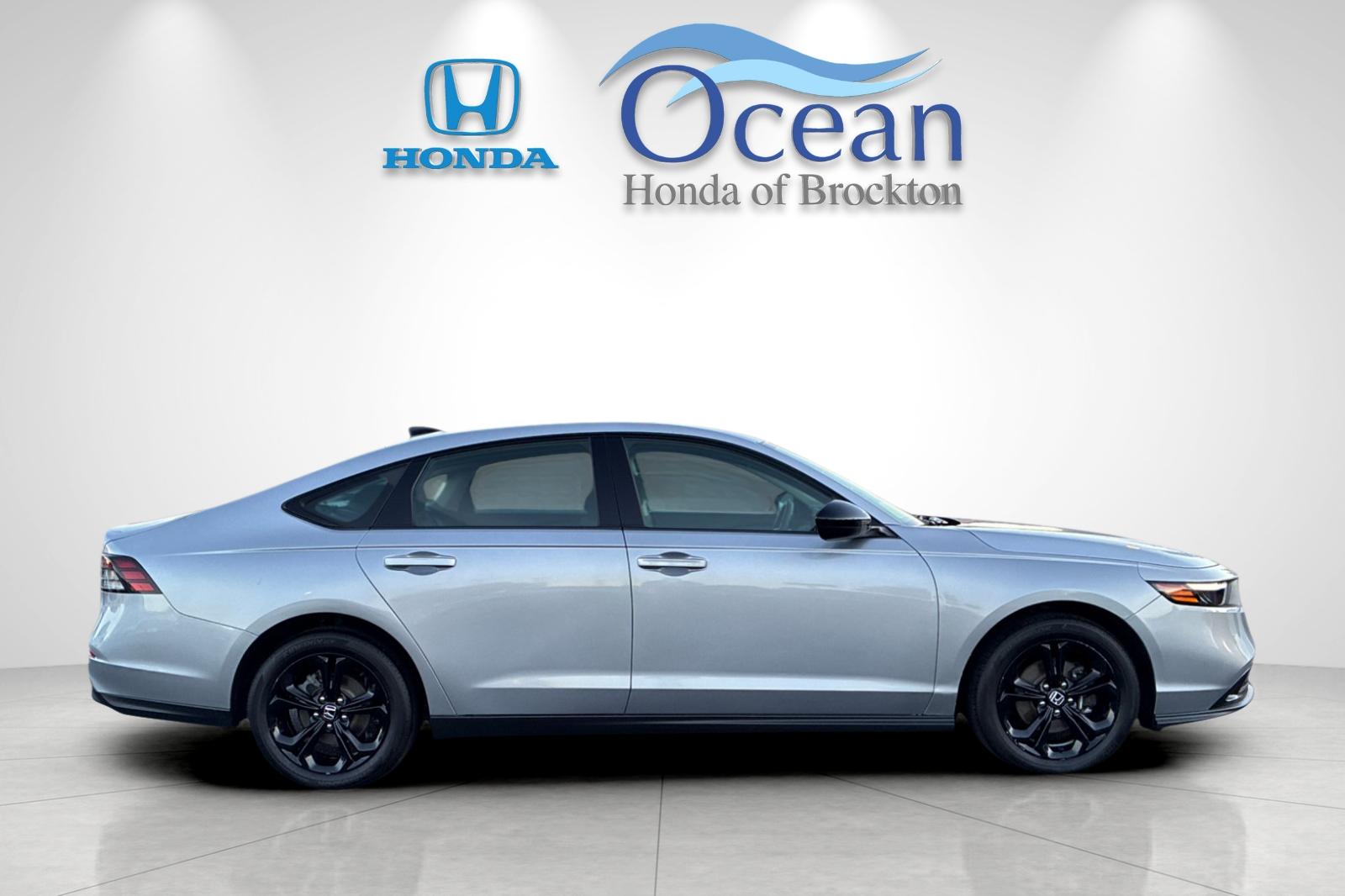 Used 2025 Solar Silver Metallic Honda SE image 2