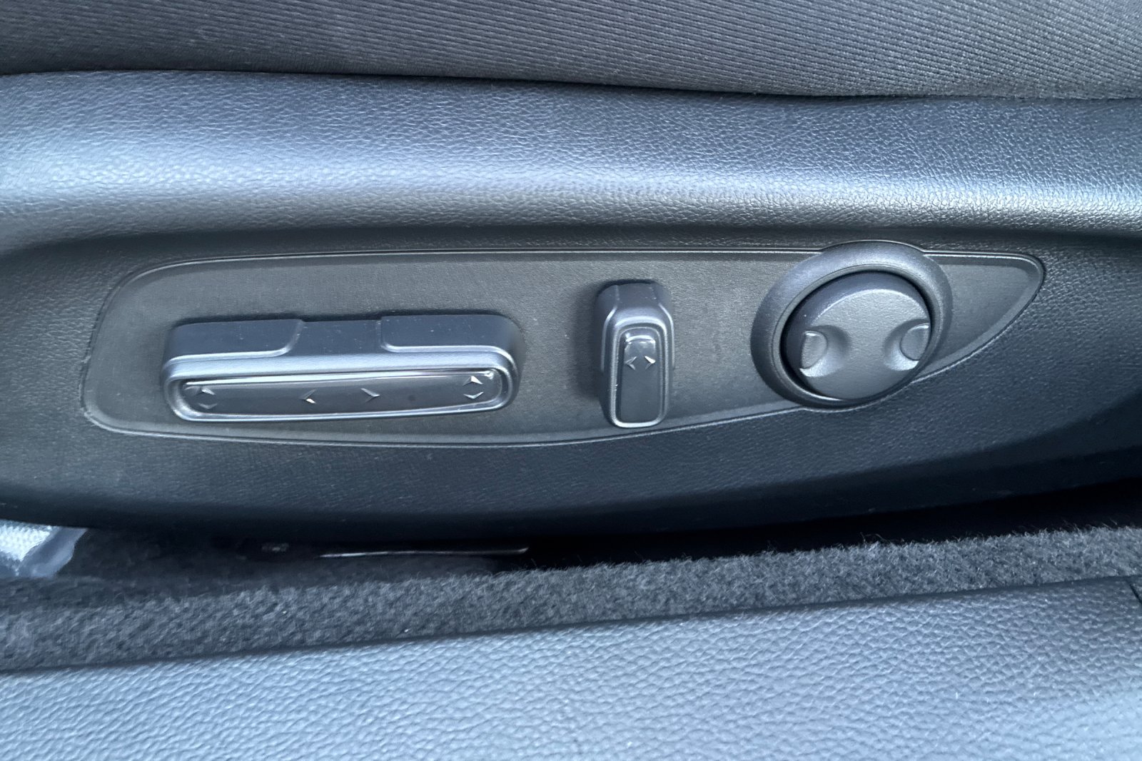 Used 2025 Solar Silver Metallic Honda SE image 9