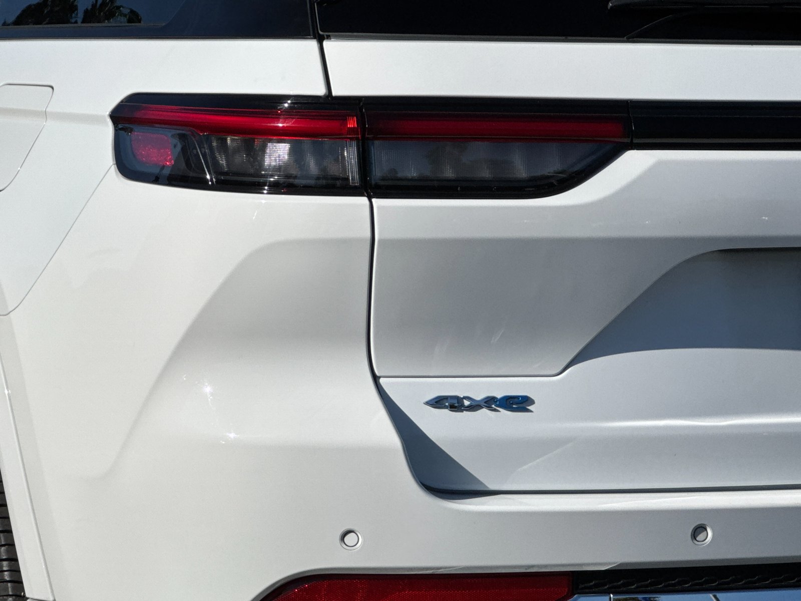 Used 2023 White Jeep Overland 4xe image 27
