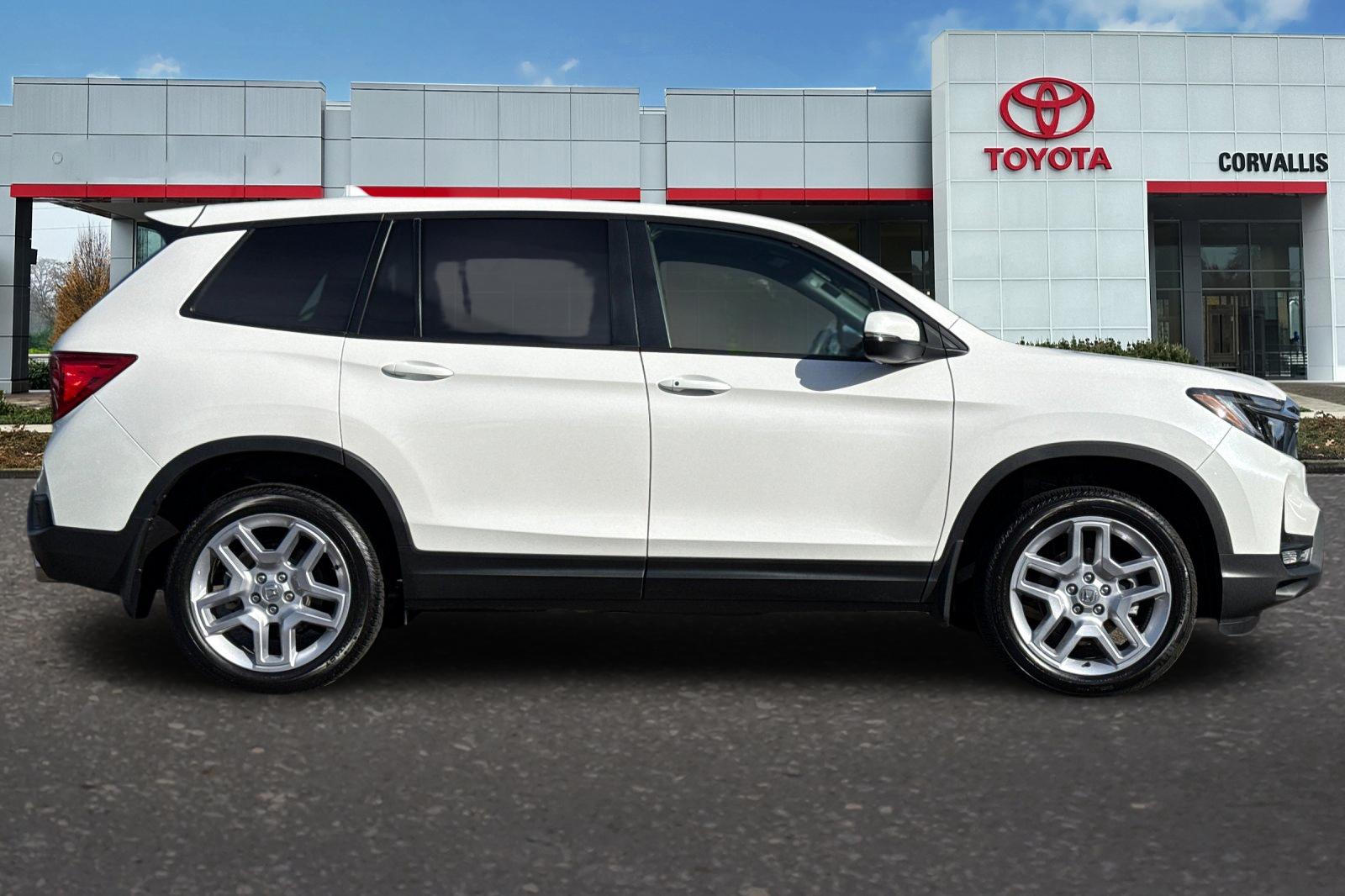 Used 2025 White Honda EX-L image 3