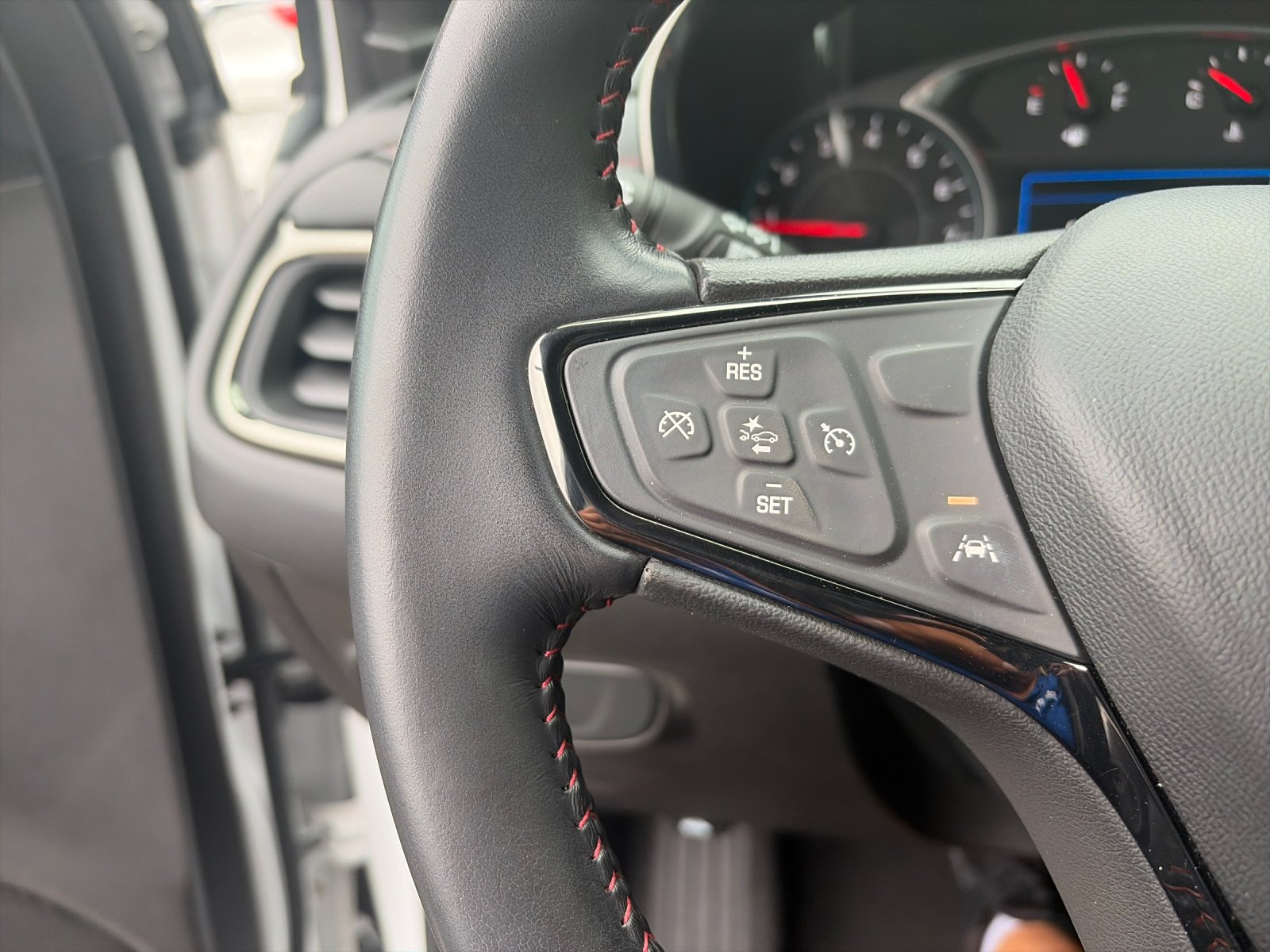 Used 2022 Summit White Chevrolet RS image 28