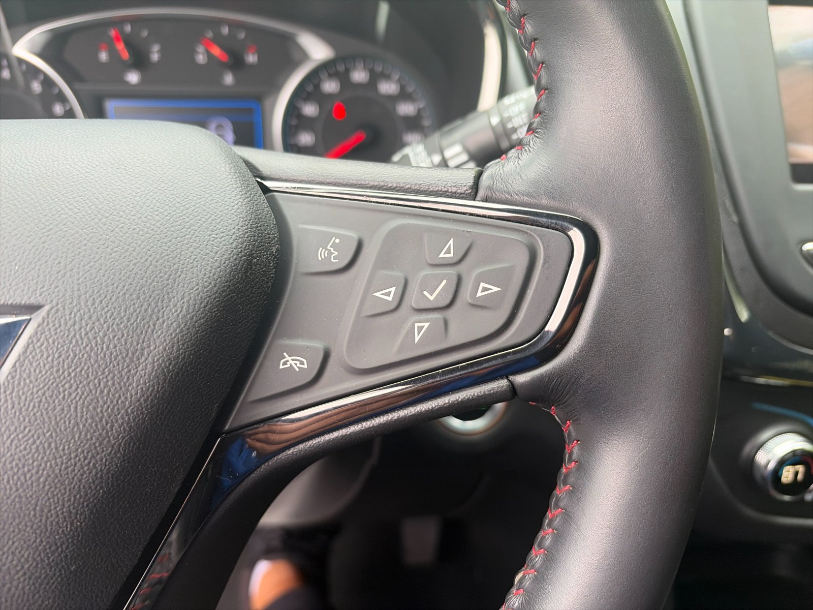 Used 2022 Summit White Chevrolet RS image 29