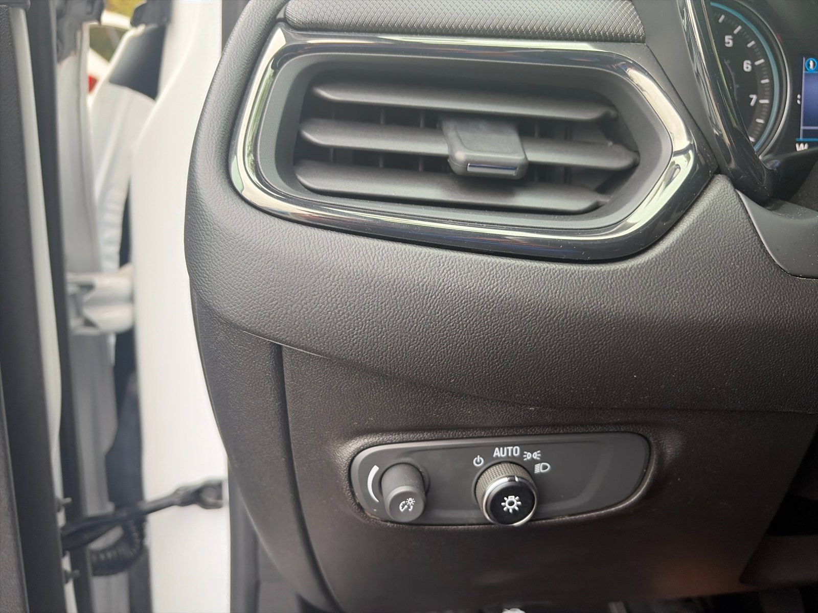 Used 2022 Summit White Chevrolet RS image 32