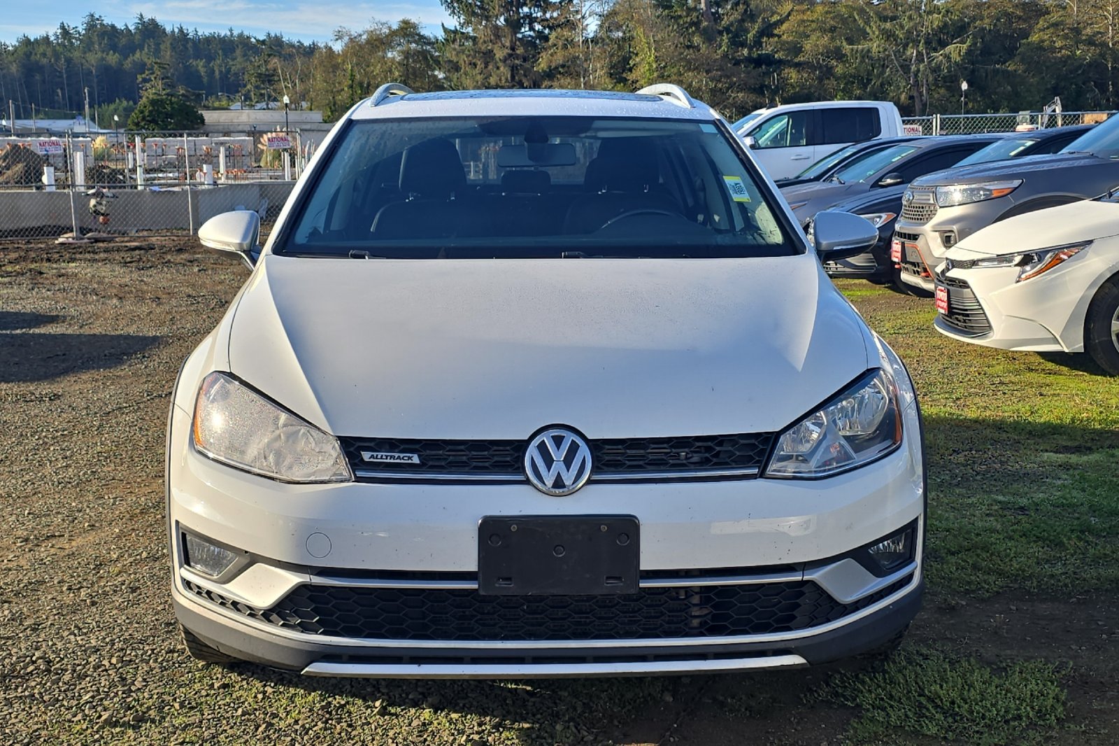 Used 2017 White Volkswagen TSI SE image 3