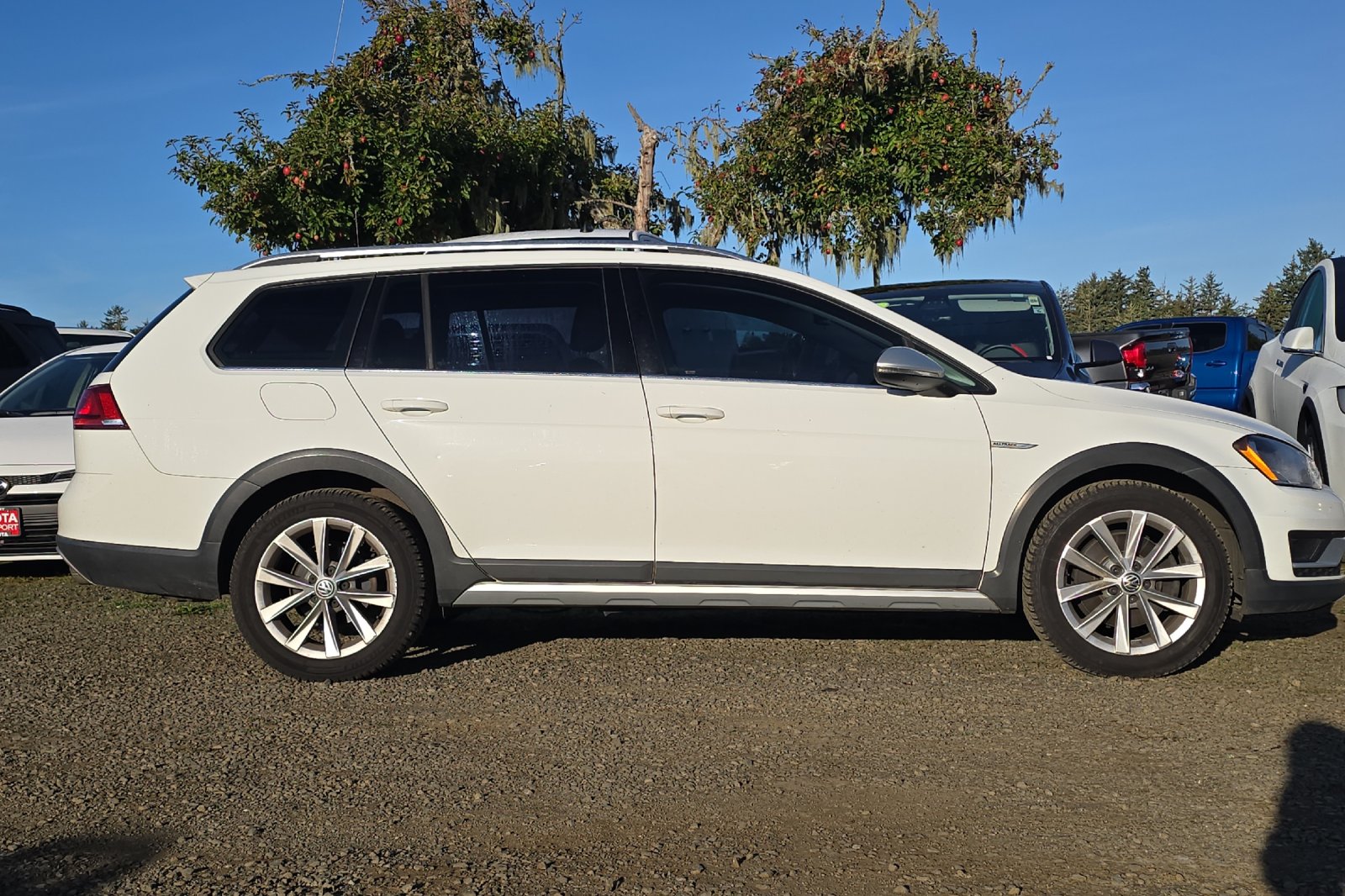 Used 2017 White Volkswagen TSI SE image 4