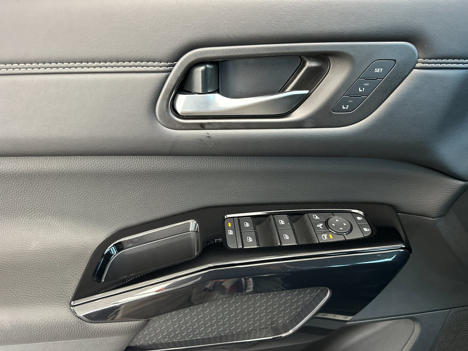 New 2026 Gray Nissan Platinum image 10