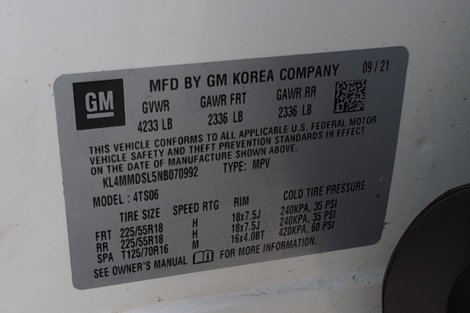 Used 2022 White Buick Select image 30