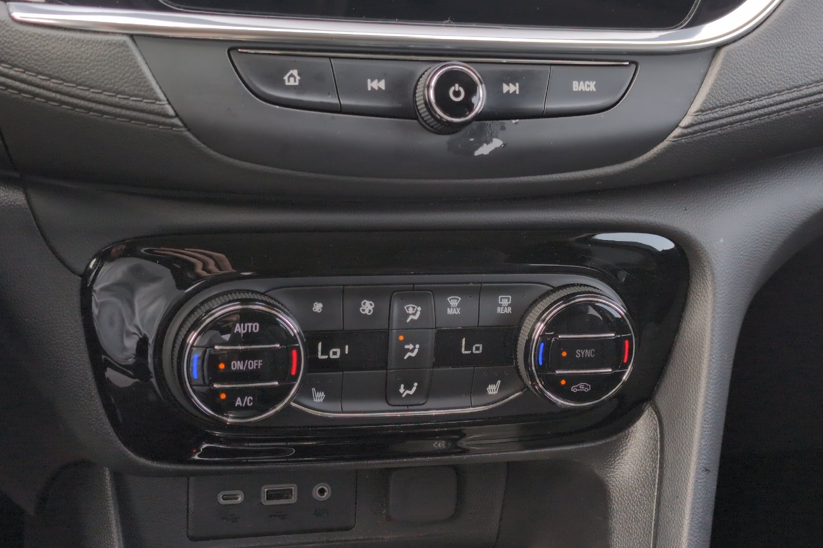 Used 2022 White Buick Select image 20