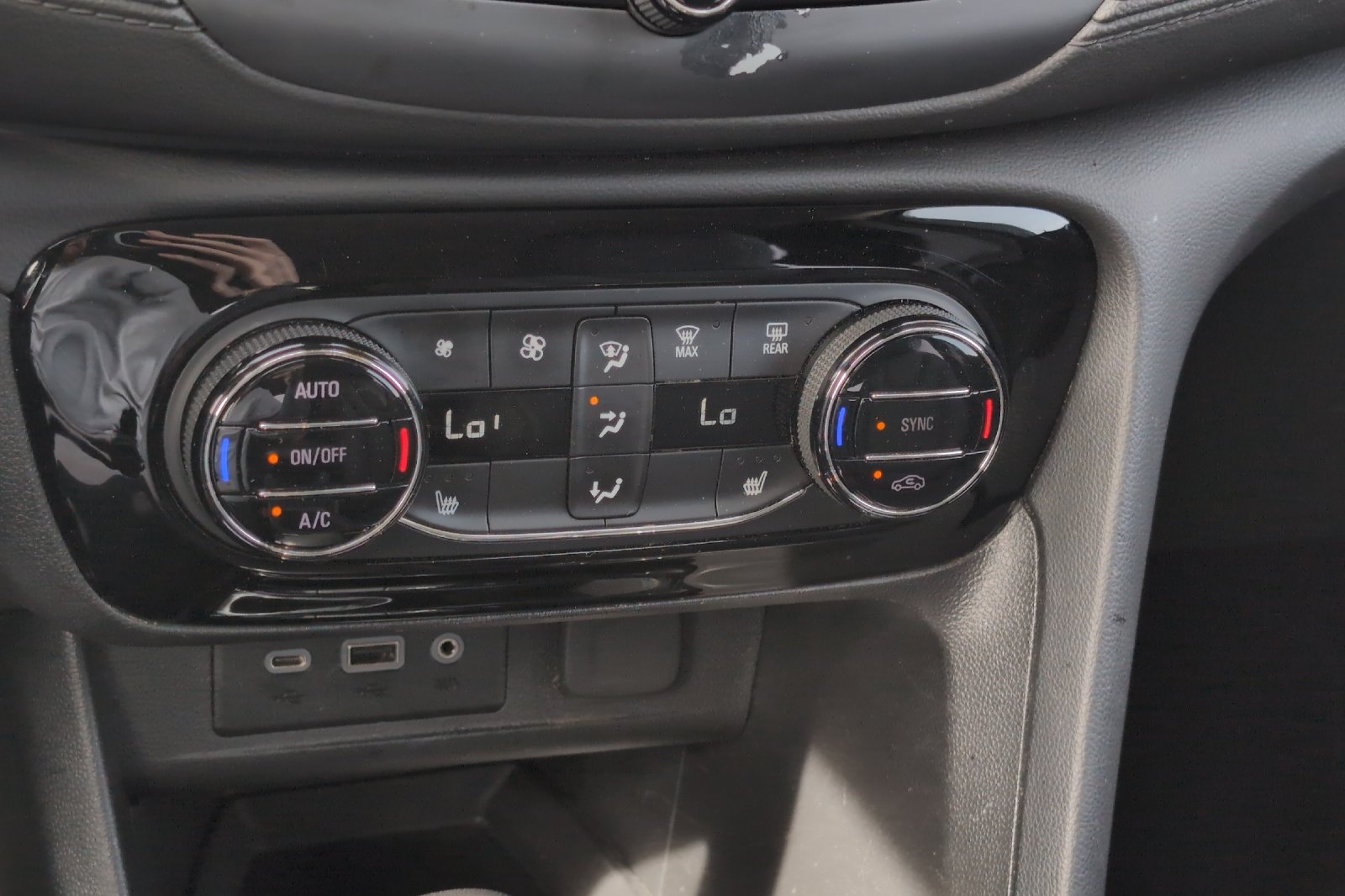 Used 2022 White Buick Select image 21