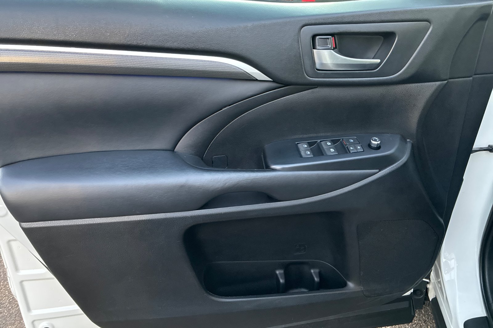 Used 2019 Blizzard Pearl Toyota SE image 12