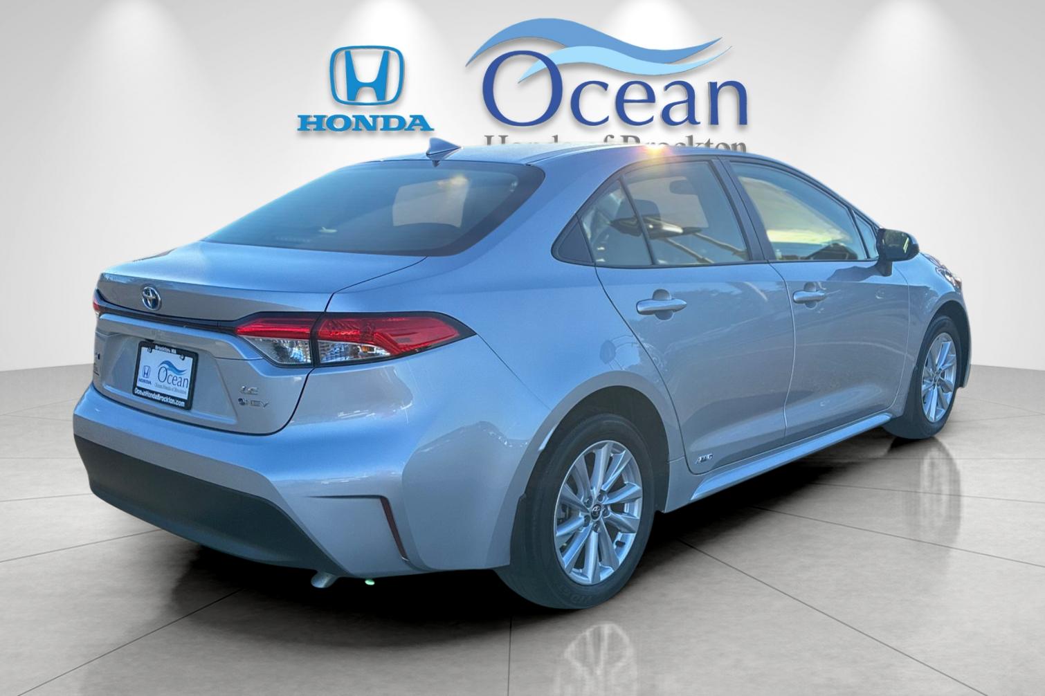 Used 2025 Classic Silver Metallic Toyota LE image 3