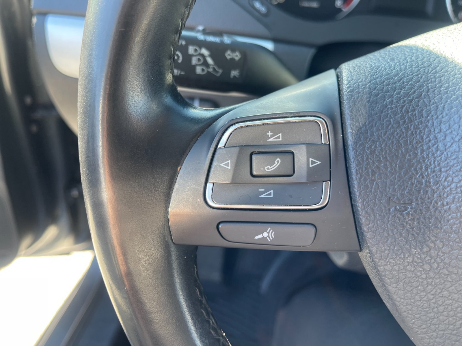 Used 2013 Gray Volkswagen 2.5L SE image 24